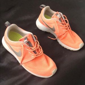 Women Nike’s Neón Peach